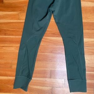 Aritzia legging. Dark green/ sage colour. Size small. Perfect condition